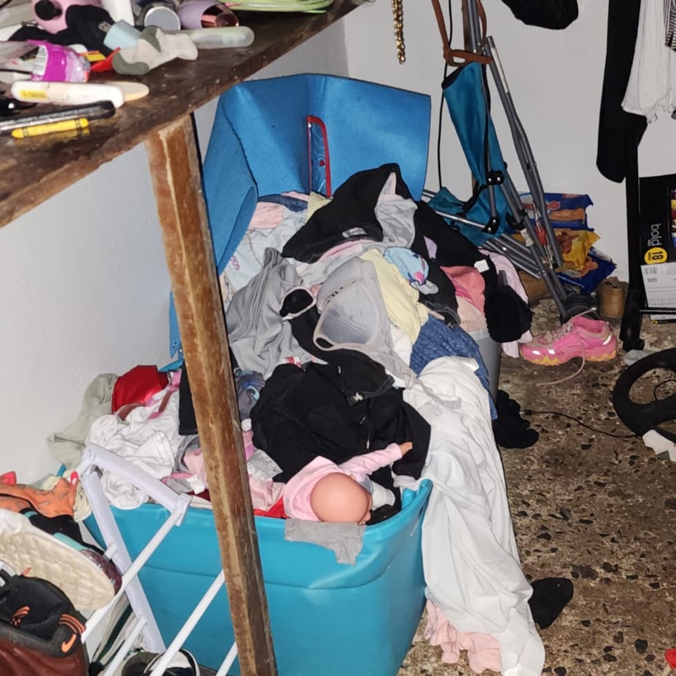 Vista parcial de una habitación donde las autoridades ocuparon drogas y hallaron cinco niños en condiciones deplorables durante un allanamiento en Canóvanas, según informó la Policía