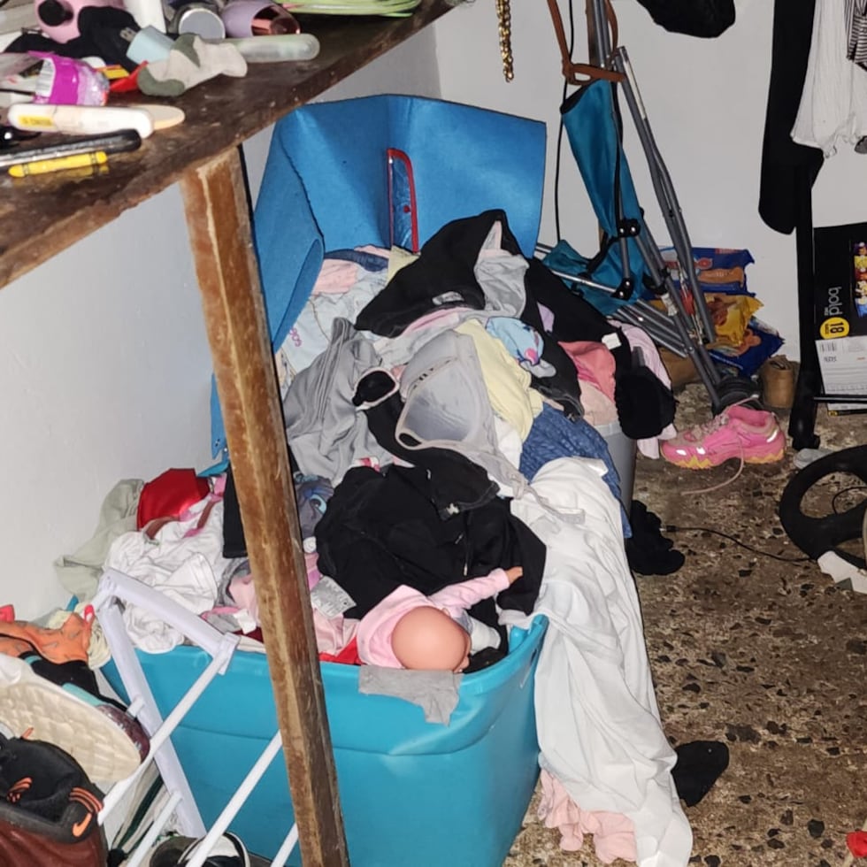 Cinco menores que vivian en condiciones deplorables en una modesta casa ubicada en el barrio La Central, en Canóvanas, fueron sacados del lugar por agentes de la Policía. El Departamento de la Familia se hizo cargo de los niños.