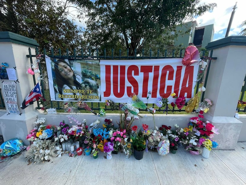 Amigos y vecinos de Keishla Rodríguez colocaron un altar en su memoria justo en la entrada al residencial Villa Esperanza, luegar donde vivía la joven.