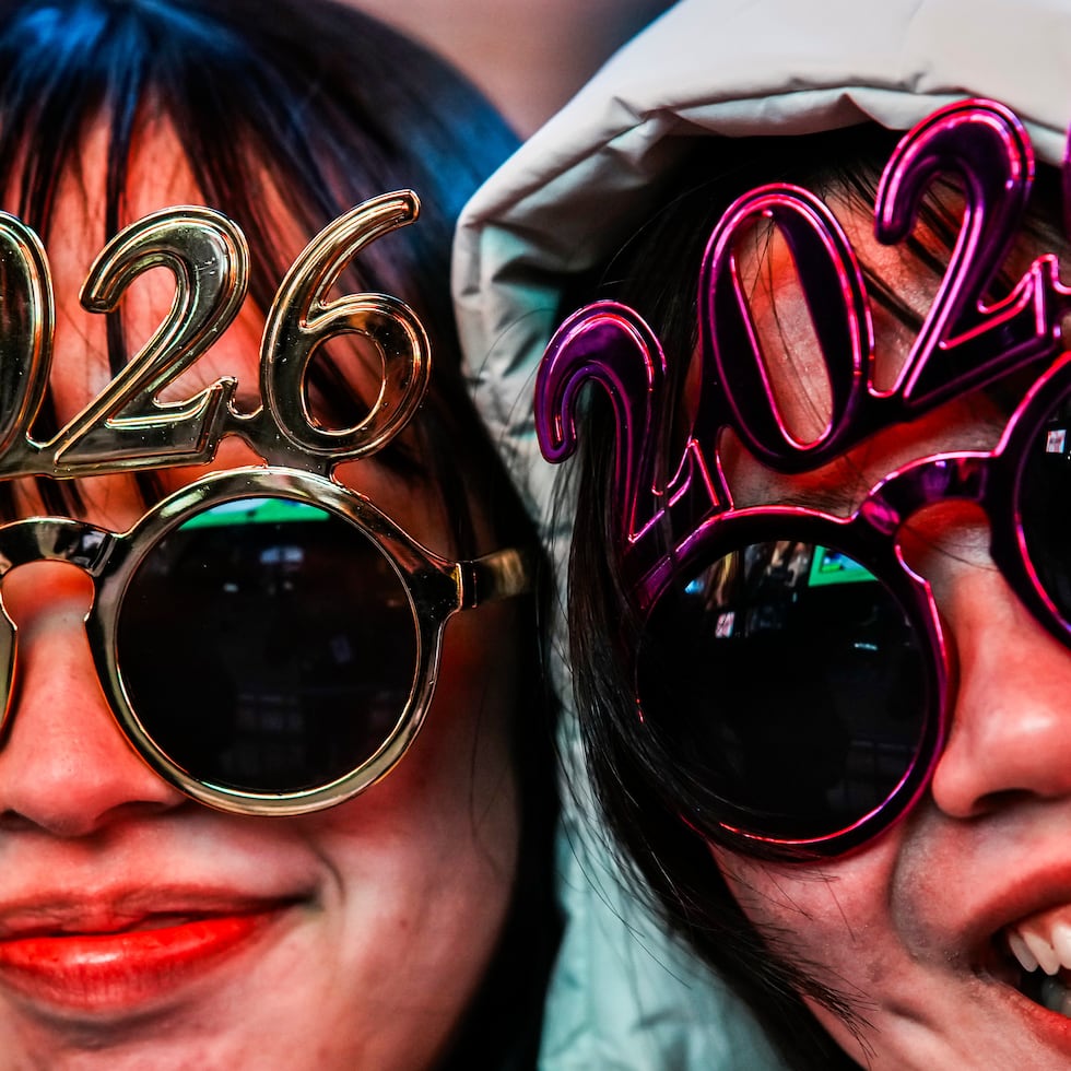 Dos personas con gafas con el año 2026.