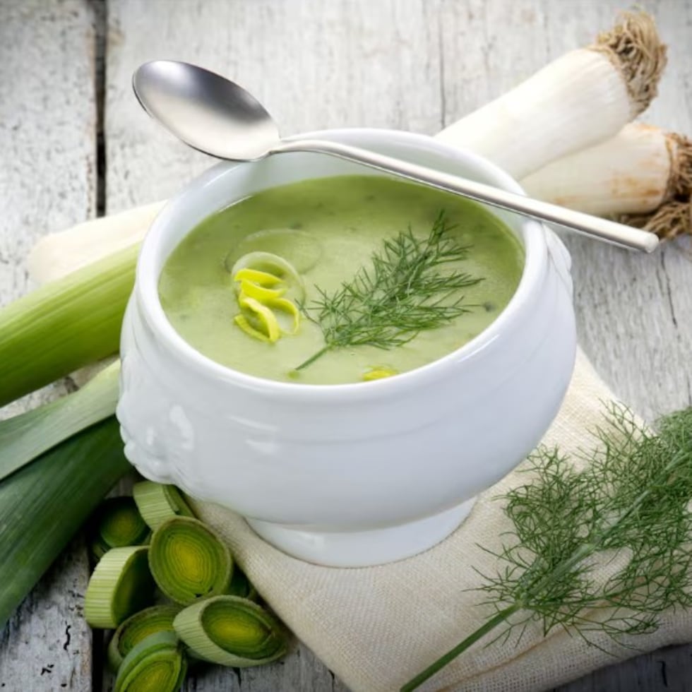 Completamente versátil, esta hortaliza se adapta a preparaciones frías y calientes: desde sopas y caldos hasta tartas y rellenos.