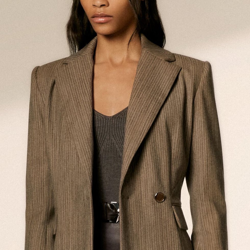 Blazers rectos, no oversize. Los cortes precisos definen la silueta y transmiten una elegancia sobria y bien cuidada.