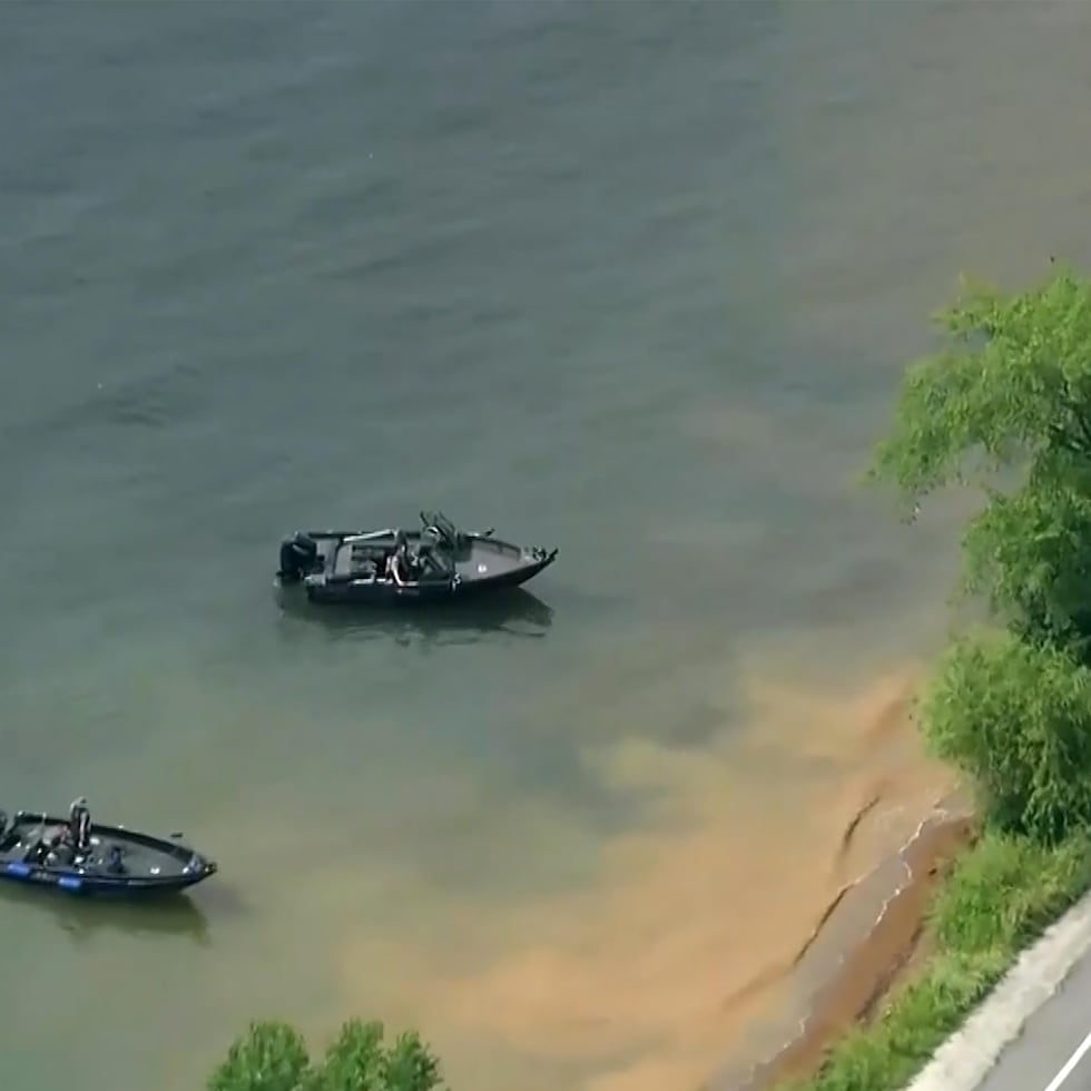 Esta imagen, tomada de un video proporcionado por WISN-TV, muestra a policías utilizando embarcaciones de búsqueda en el lago Geneva, Wisconsin.