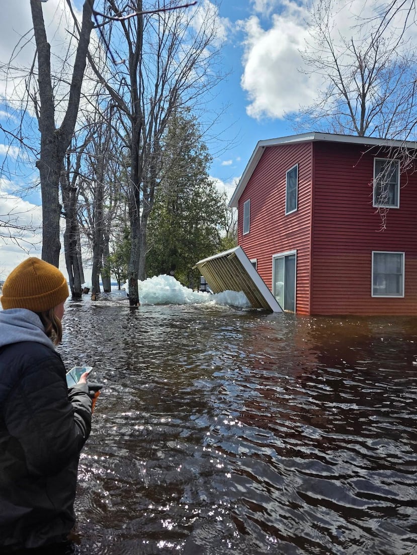 Esta imagen, proporcionada por Christopher Narsesian, muestra trozos de hielo e inundaciones en el lago Black de Michigan, en la parte noreste de la península inferior, el 19 de abril de 2026. (Christopher Narsesian vía AP).