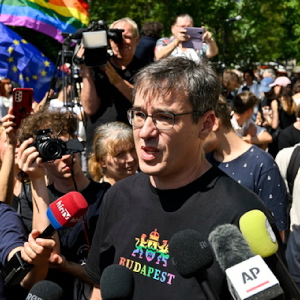 ARCHIVO - El alcalde de Budapest, Gergely Karacsony, habla con los medios ante la Oficina de Investigación Nacional en Budapest, Hungría, el viernes 1 de agosto de 2025. (Tamas Purger/MTI vía AP, Archivo)