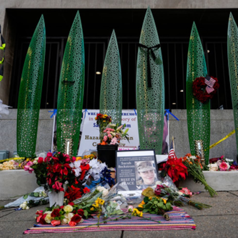 Un monumento improvisado en memoria de Sarah Beckstrom, del Ejército de Tierra de EE.UU., y Andrew Wolfe, sargento de la Fuerza Aérea de EE.UU., en el exterior de la estación Farragut West, cerca del lugar donde fueron tiroteados los dos miembros de la Guardia Nacional, el lunes 1 de diciembre de 2025, en Washington. (AP Photo/Julia Demaree Nikhinson)