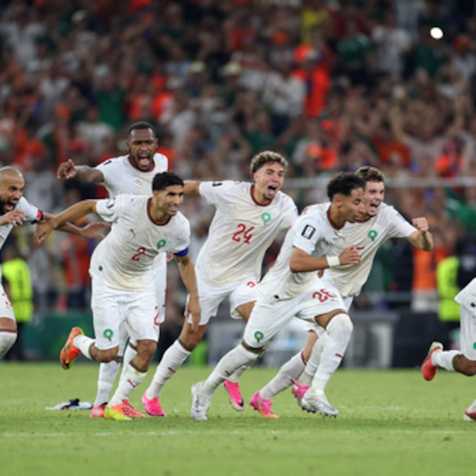 La selección marroquí comienza a celebrar tras ganar en la tanda de penaltis ante Países Bajos.
