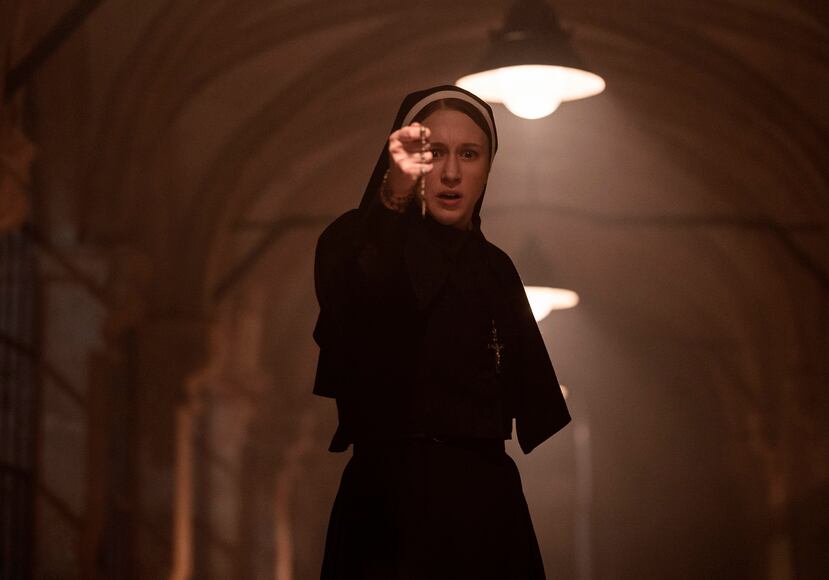 La actriz Taissa Farmiga interpreta a la monja Irene en el thriller de terror "The Nun II".