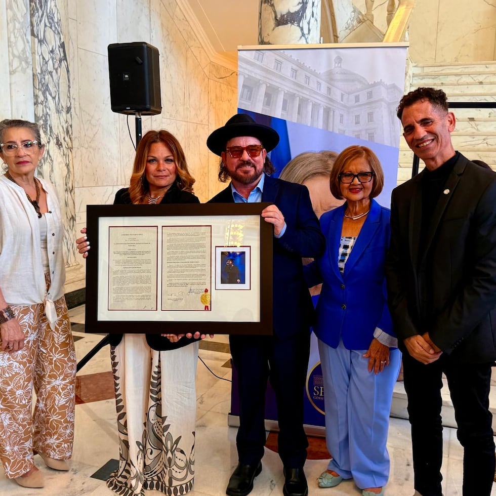 El cantautor Gustavo Laureano recibió la distinción legislativa que impulsó la legisladora Migdalia Padilla bajo la Resolución del Senado 445.