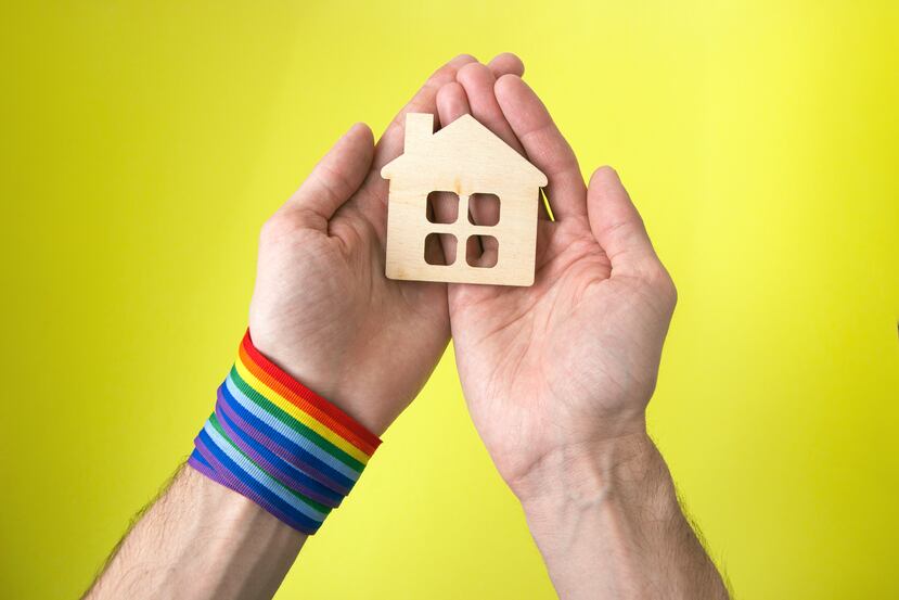 Shutterstock
Muchos adultos mayores LGBTQ+ no tienen vivienda propia y sufren las consecuencias de los prejuicios de otras personas al alquilar un espacio.