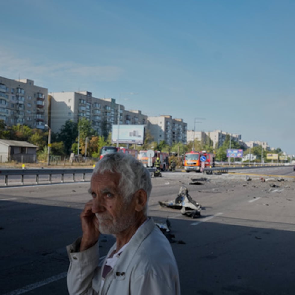 Un civil camina tras un ataque con un dron ruso que alcanzó una gasolinera cercana, en Kiev, Ucrania, el 11 de septiembre.