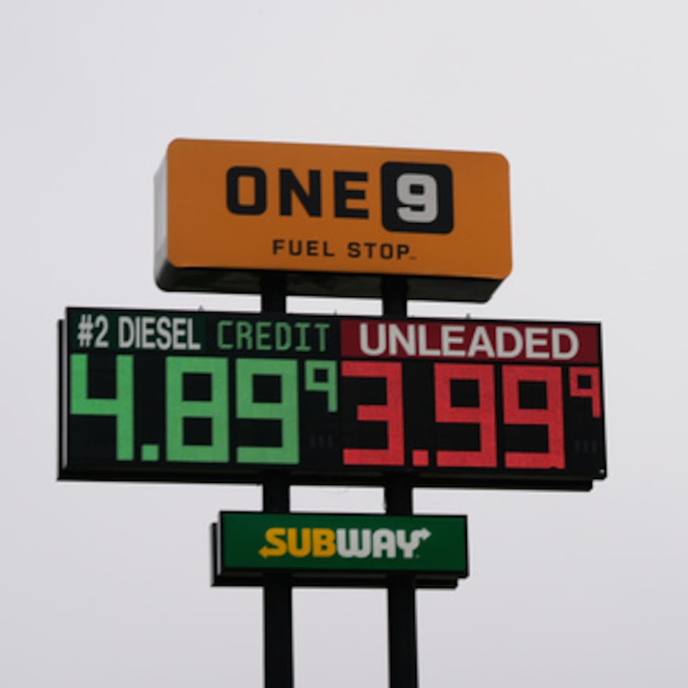 La bandera estadounidense ondea junto a un cartel de la gasolinera One9 Fuel Stop en el que se muestran los precios del gasóleo y la gasolina sin plomo en Wilmington, Ohio, el miércoles 10 de junio.