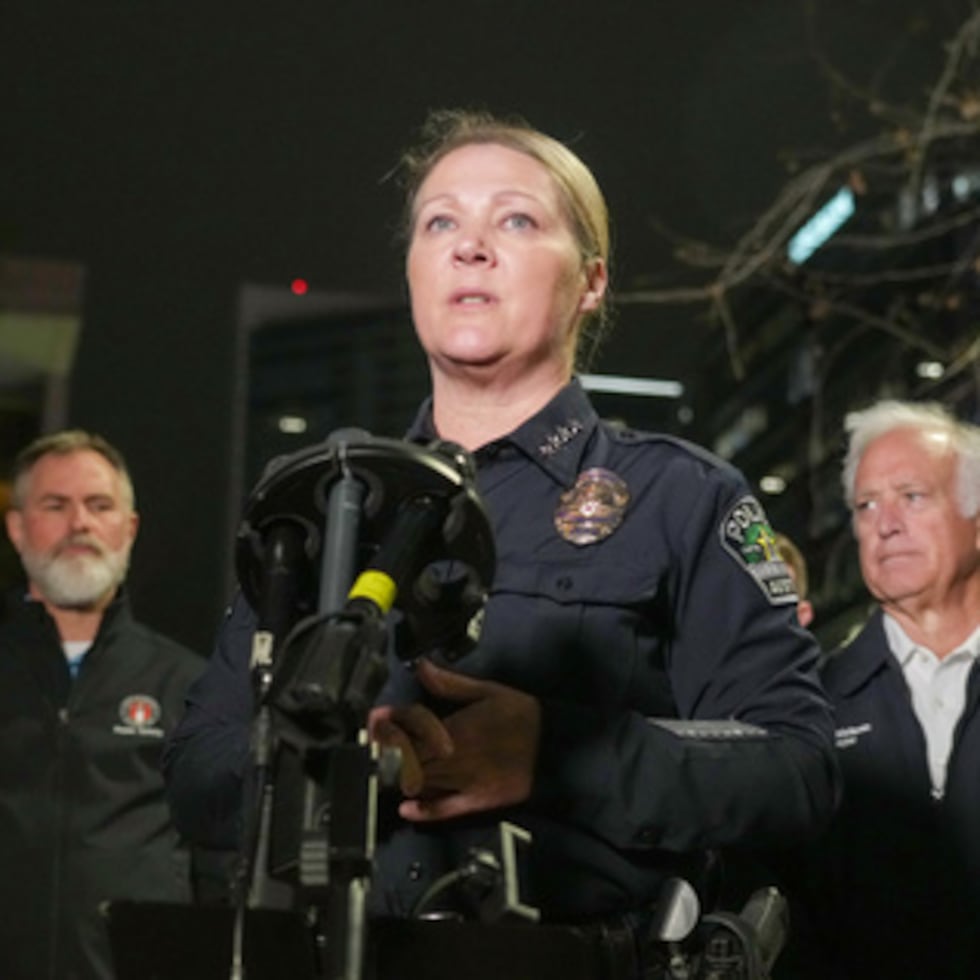 La Jefa de Policía de Austin, Lisa Davis, ofrece una sesión informativa después de un tiroteo, el domingo 1 de marzo de 2026, cerca de West Sixth Street y Nueces en el centro de Austin, Texas. (Ricardo B. Brazziell/Austin American-Statesman vía AP)