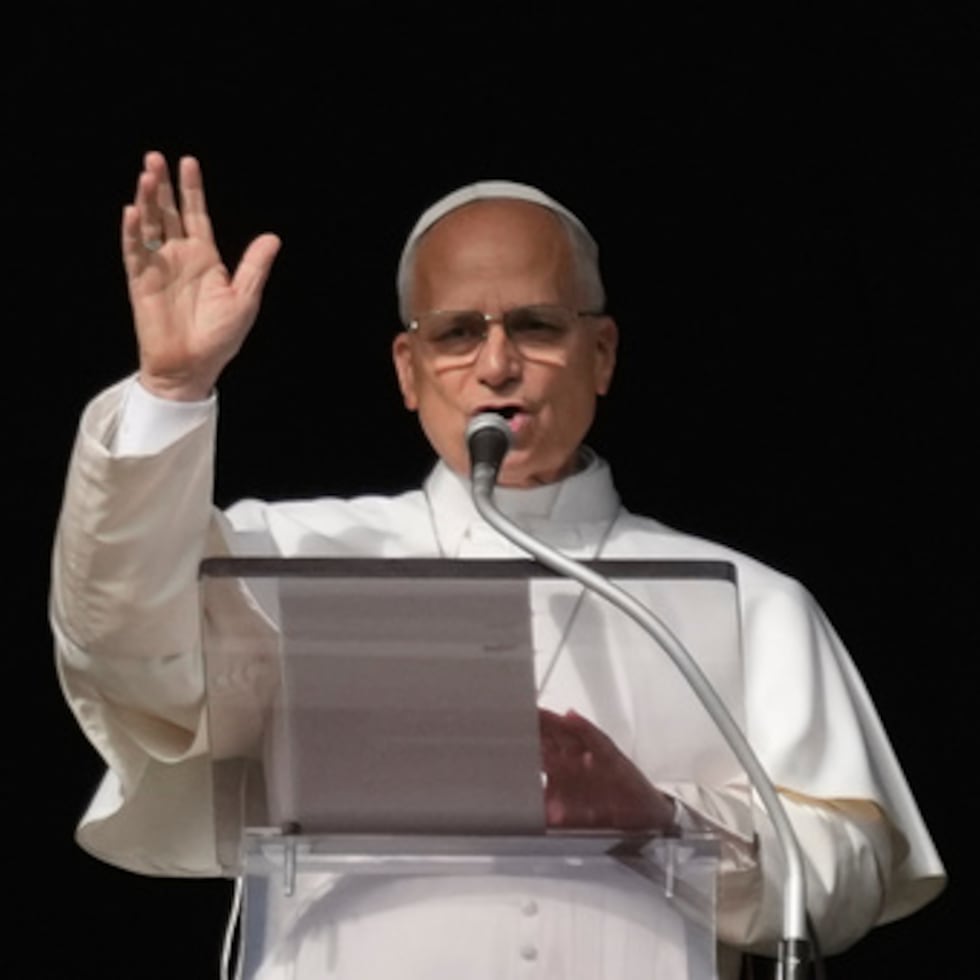 El papa León XIV hizo un llamado a los burócratas del Vaticano para que trabajen en forjar la comunión dentro de la Iglesia y más allá.