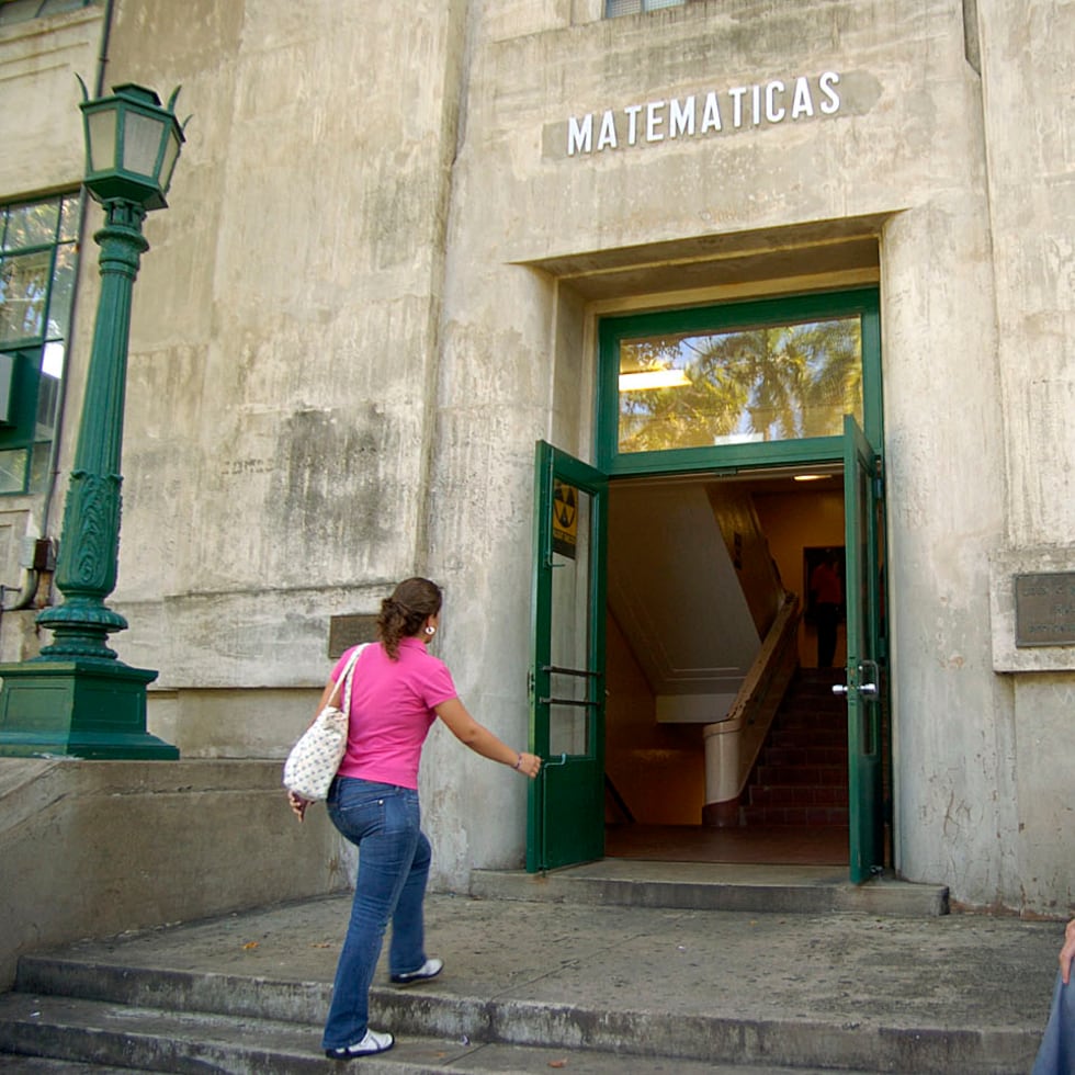 La competencia es organizada por Olimpiadas Matemáticas de Puerto Rico, un programa adscrito al Departamento de Ciencias Matemáticas de la UPR de Mayagüez (sobre estas líneas).