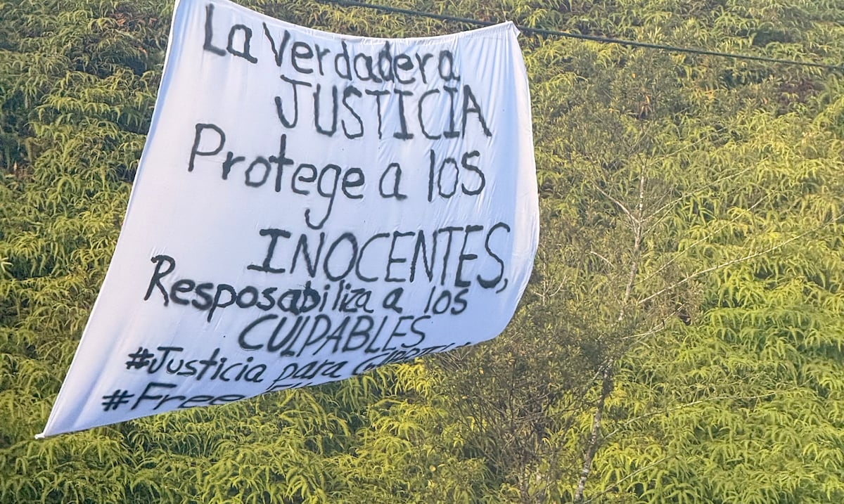 Sábana con mensaje sobre caso Gabriela Nicole aparece en Aibonito durante juicio
