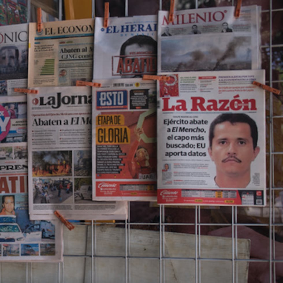Periódicos expuestos a la venta en Ciudad de México, el lunes 23 de febrero de 2026, un día después de que el ejército mexicano abatiera a Nemesio Oseguera Cervantes, líder del Cartel de Jalisco Nueva Generación, conocido como "El Mencho".