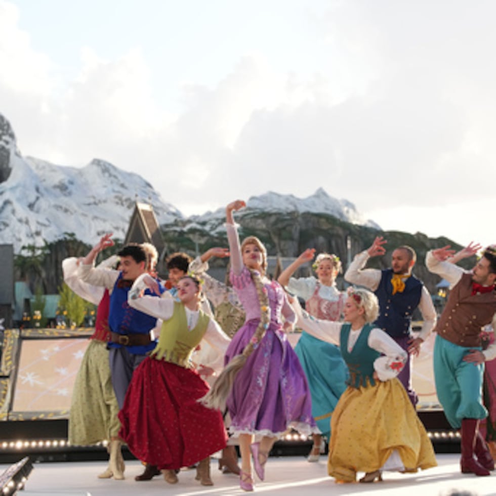 Bailarines actúan durante la inauguración de Disney Adventure World y World Of Frozen en Disneyland París en Marne-la-Vallee, al este de París, el sábado 28 de marzo de 2026. (AP Photo/Christophe Ena)