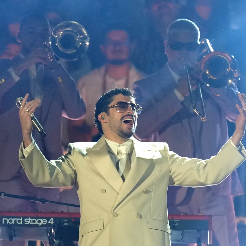 Bad Bunny en uno de sus conciertos de su gira mundial "DeBÍ TiRAR MáS FOToS".