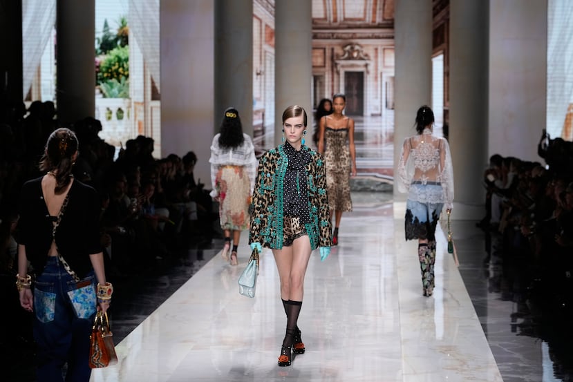 Los diseñadores Domenico Dolce y Stefano Gabbana atraerían a un público más joven con este cambio generacional, combinando mahones glamurosos con botas de jardinería.
