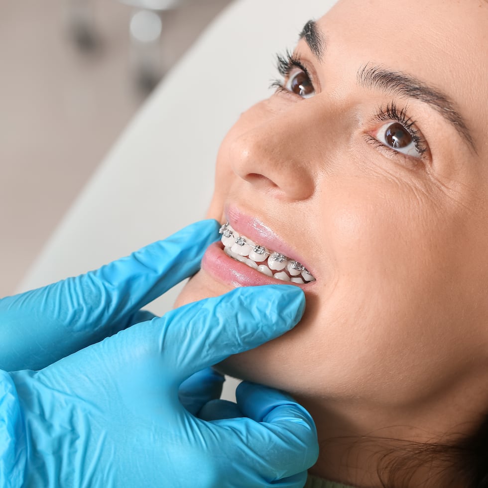 La ortodoncia no solo busca dientes alineados; también requiere encías sanas.