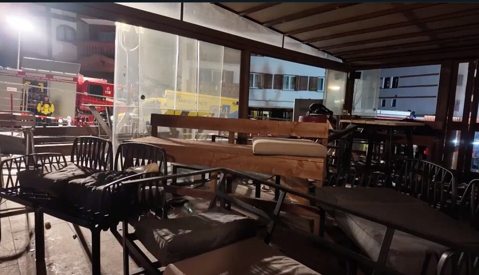 Decenas de personas podrían haber muerto y alrededor de 100 más resultaron heridas, la mayoría de gravedad, tras un incendio en un bar de una localidad turística de los Alpes suizos durante la celebración de Año Nuevo.