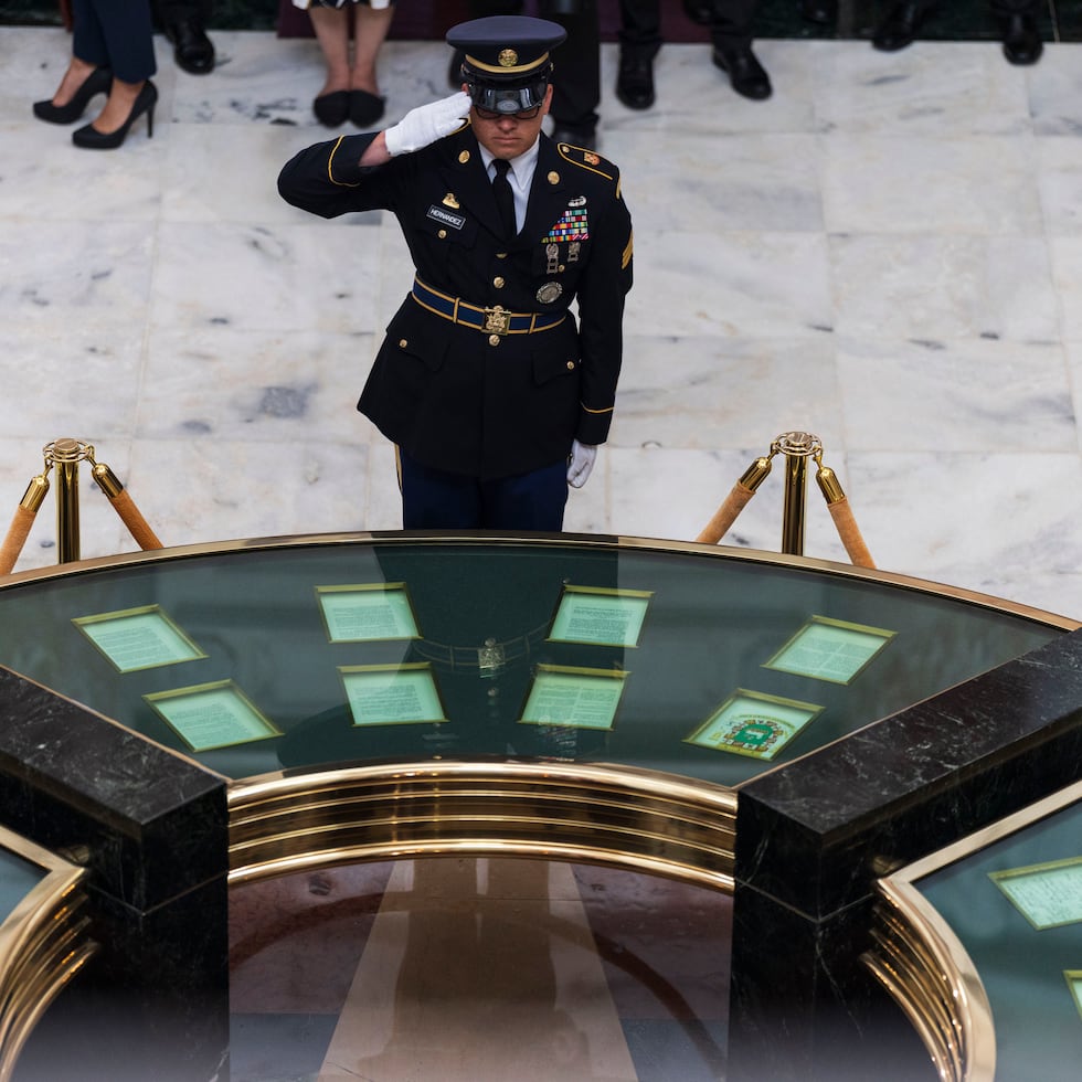 Quizás ha llegado el momento de dejar de contemplar la Constitución del ELA únicamente como un símbolo de nuestro pasado, escribe Juan Albors. En la foto, vista parcial de la urna que contiene el documento de la Constitución de Puerto Rico.