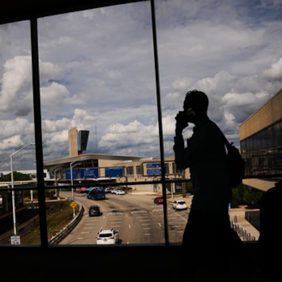 Aproximadamente 730,000 burócratas federales siguen trabajando sin paga.