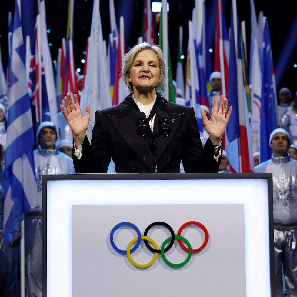 La presidenta del Comité Olímpico Internacional Kirsty Coventry habla durante la ceremonia de apertura de los Juegos Olímpicos de Invierno de Milán-Cortina.