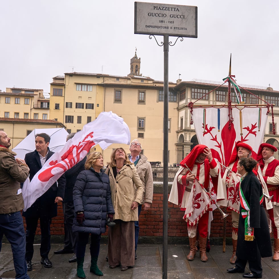 La concejala de la ciudad de Florencia, Caterina Biti (derecha), y Patrizia Gucci (quinta desde la izquierda), bisnieta del fundador de Gucci, Guccio Gucci, asistieron a la ceremonia de dedicación