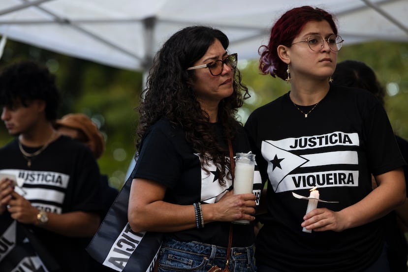 La viuda de Viqueira, Moshayra Vicente Cruz, y sus tres hijos recibieron palabras de aliento de amistades y manifestantes en una vigilia frente las entrada de la agencia, que era escoltada por policías.
