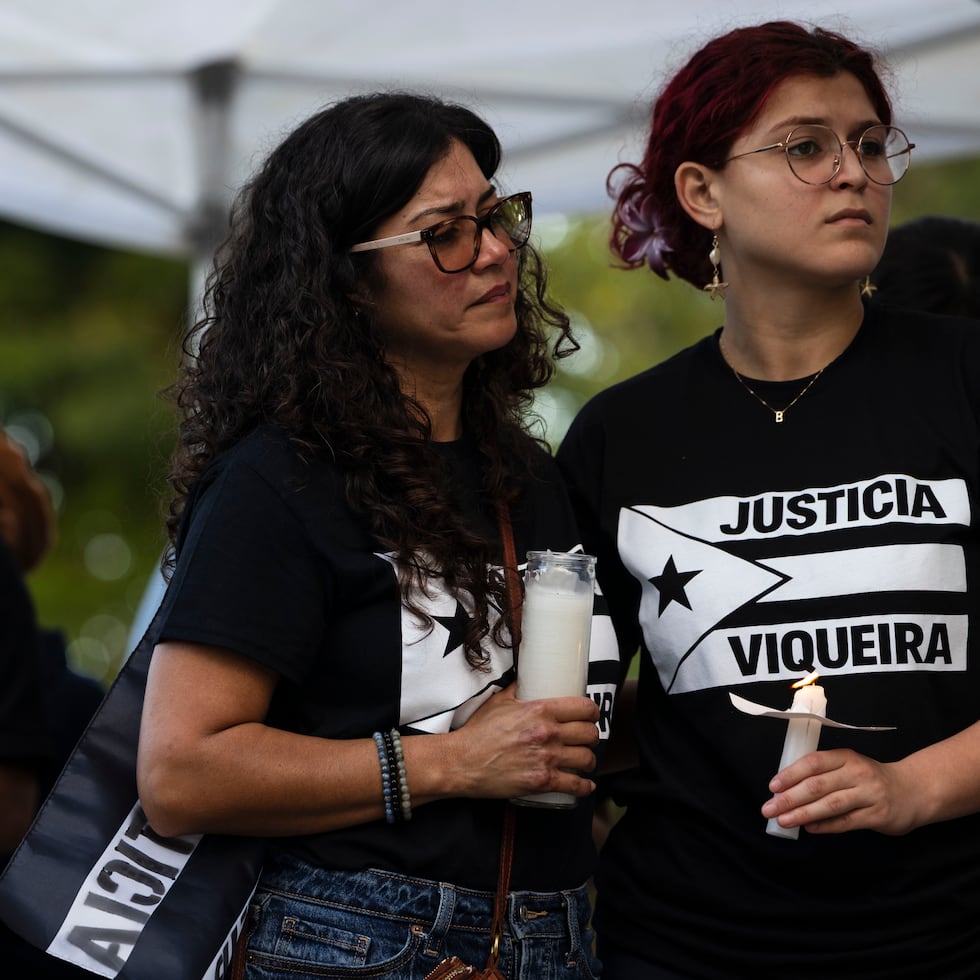 Al centro, Moshayra Vicente Cruz, viuda del biólogo Roberto Viqueira Ríos.