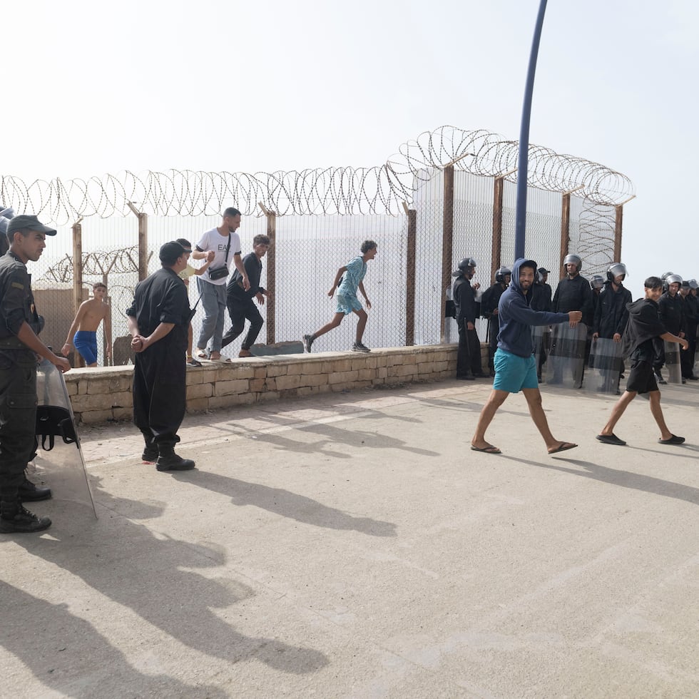 Migrantes regresando a Marruecos tras la entrada masiva a la ciudad española de Ceuta.