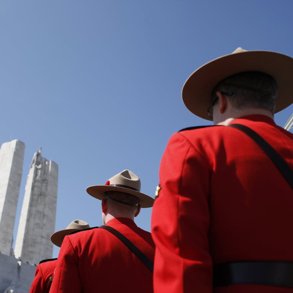 La Real Policía Montada de Canadá dijo que más de 25 personas resultaron heridas, incluidas dos con lesiones que ponen en peligro su vida, tras el tiroteo en la escuela secundaria Tumbler Ridge.