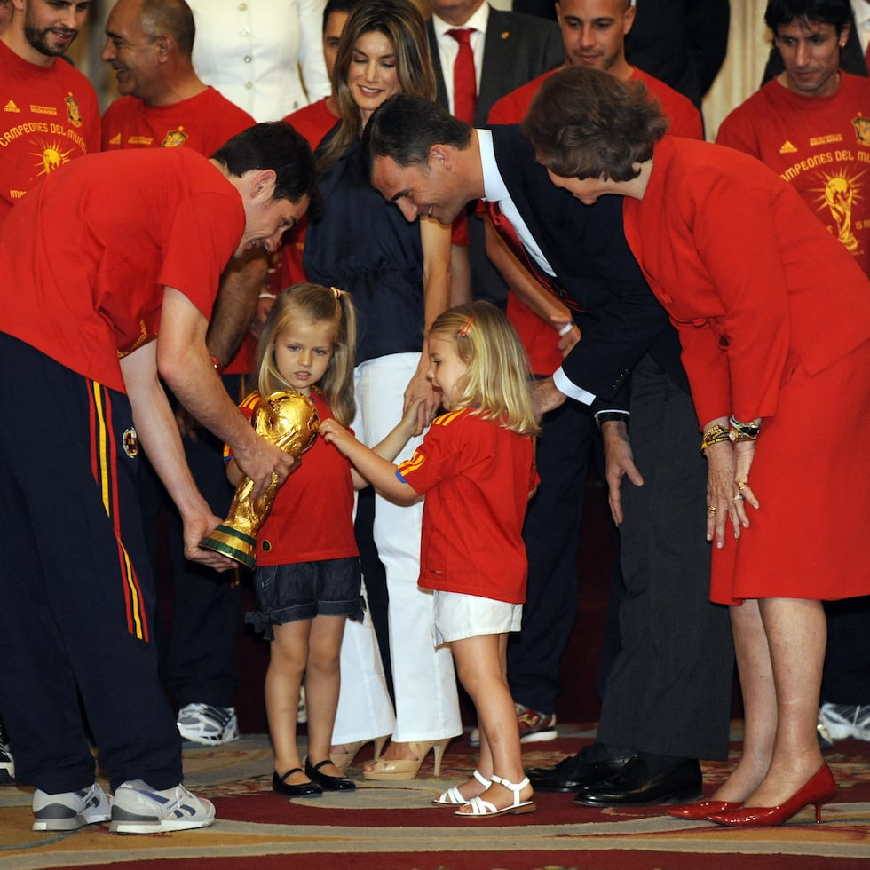 La princesa de Asturias, quien entonces tenía cuatro años, junto a su hermana, la infanta Sofía, de tres, tocan la primera copa mundialista de España. La reina Letizia, el rey Juan Carlos y la reina emérita Sofía apreciaron el momento de cerca.