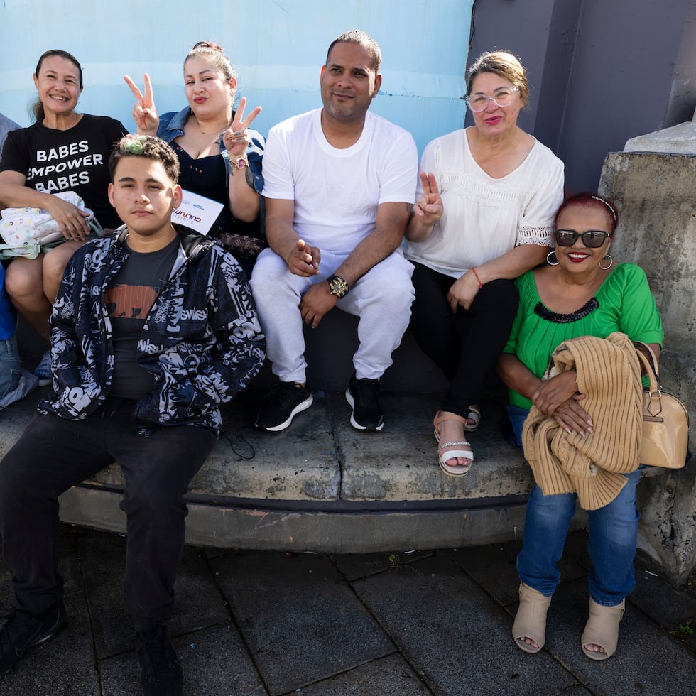 De derecha a izquierda, un grupo de residentes de Manatí se expresa sobre Carlos Beltrán. Ellos son Luz Alvarado, Irma Campos, José Olivera, Zulma González, Ivelisse Salgado, Eliades Luciado y Maritza Albero.