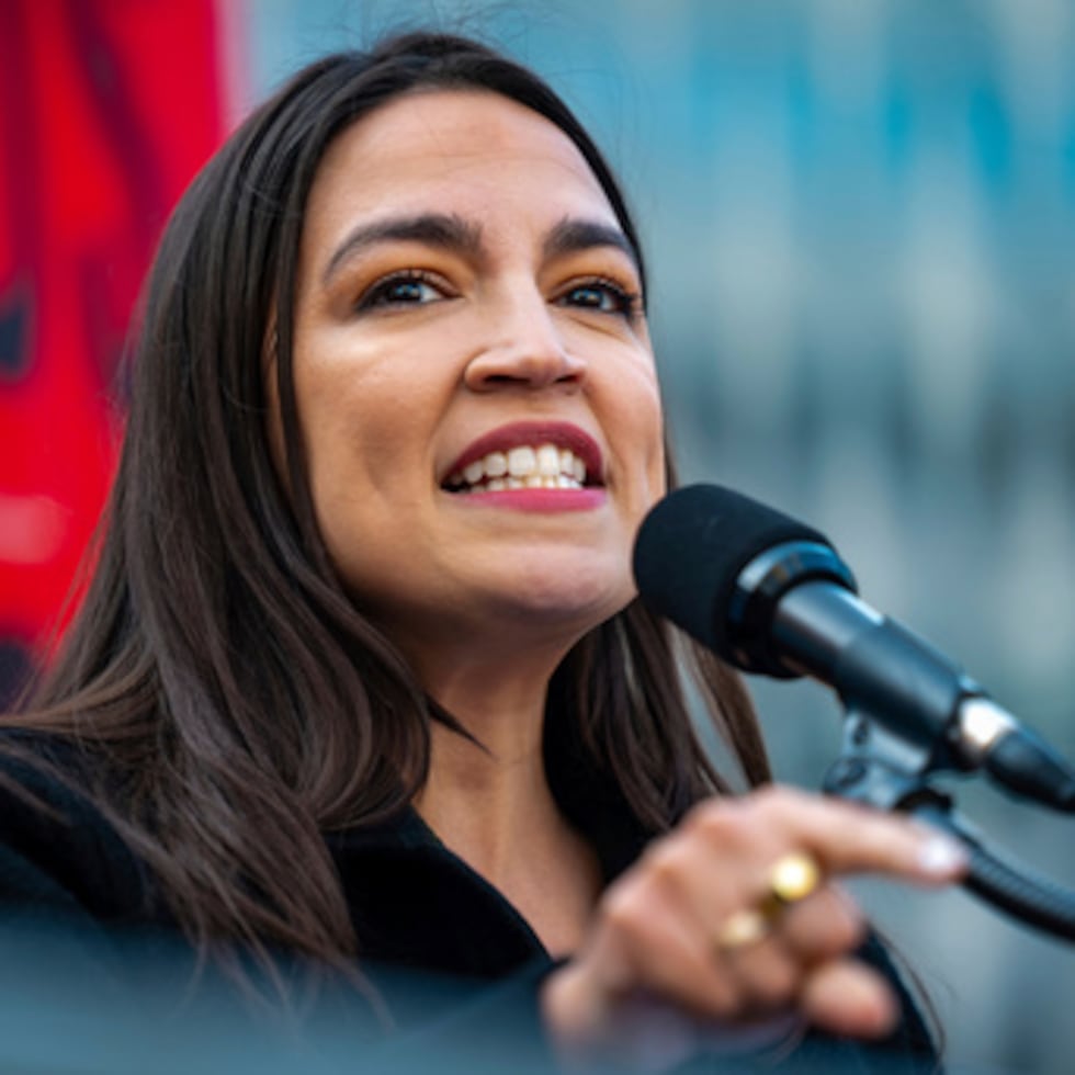 Alexandria Ocasio Cortez, de 36 años, señaló en sus publicaciones en redes sociales que estaba asumiendo un “riesgo político” al hablar de manera tan personal sobre sus posibles planes familiares.