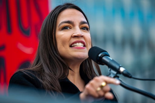 Alexandria Ocasio Cortez piensa en su identidad y dónde puede hacer “el mayor bien” al considerar la Casa Blanca o el Senado