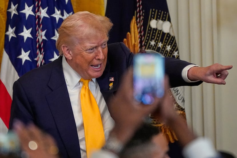 El presidente Donald Trump hace un gesto durante un evento del Mes de la Historia Afroamericana en la Sala Este de la Casa Blanca, el miércoles 18 de febrero de 2026, en Washington. (Foto AP/Nathan Howard)