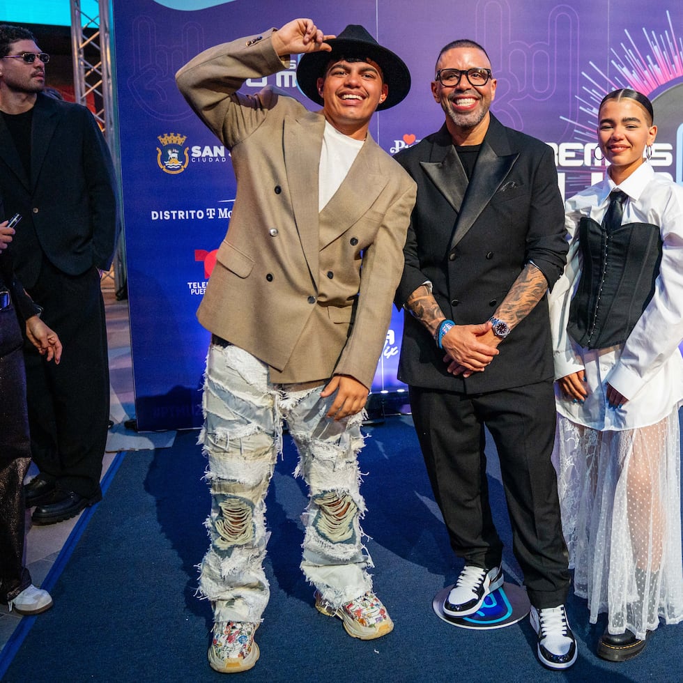 Molusco junto a sus hijos, Ocean y Paula Pabón, durante la pasada edición de Premios Tu Música Urbano Mix.