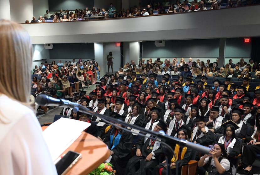 La ceremonia de graduación se celebró en el Teatro Monseñor Vicente Murga de la Pontificia Universidad Católica de Puerto Rico.