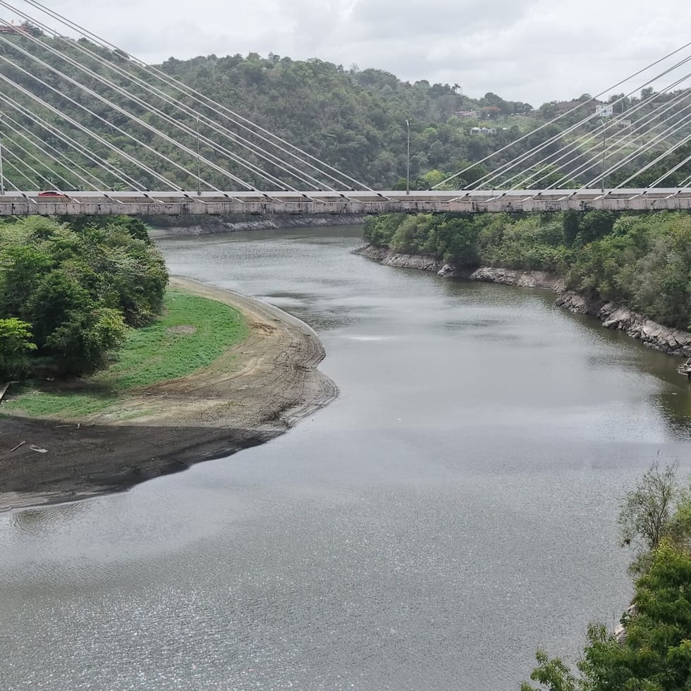 The water level at Carraízo, in Trujillo Alto—which has thousands of customers on a rationing plan—dropped by two centimeters to 37.30 meters.