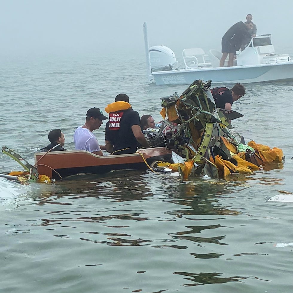 El sexto fallecido, hallado hoy, sería un agente de la Marina, de quien no se proporcionaron más detalles.