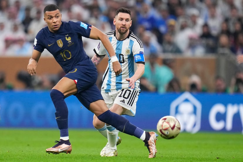 El francés Kylian Mbappé y el argentino Lionel Messi pugnan por el balón durante la final de la Copa Mundial entre Argentina y Francia en 2022.