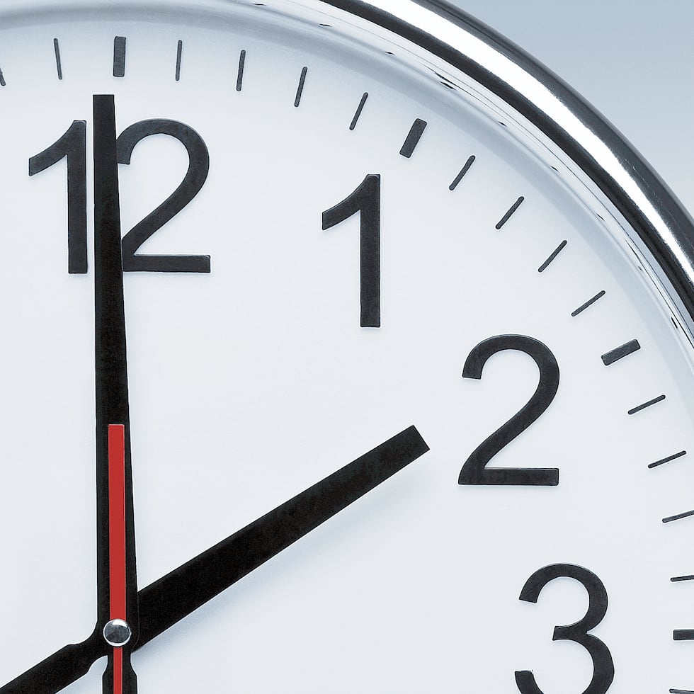 El “Daylights Saving Time” (horario de verano) inició en Estados Unidos en 1918 cuando se aprobó la Ley de Hora Estándar en el Congreso con motivo de maximizar las horas de luz durante la Primera Guerra Mundial y ahorrar en el consumo de energía.