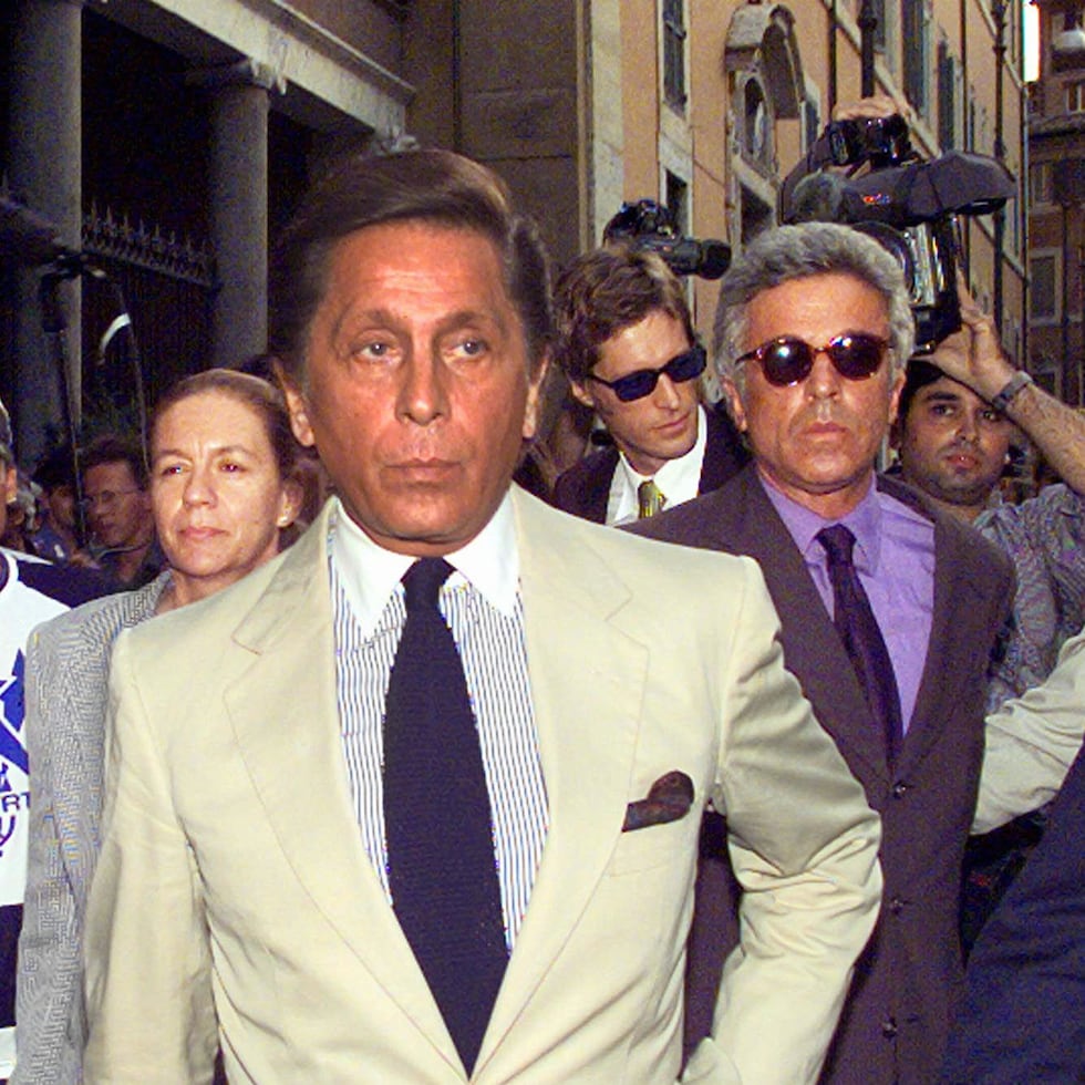 El diseñador de moda italiano Valentino (izquierda) y su socio Giancarlo Giammetti (derecha) salen de la iglesia de San Lorenzo in Lucina, en el centro de Roma, tras una ceremonia en honor al fallecido diseñador Gianni Versace, en esta foto de archivo del miércoles 16 de julio de 1997.