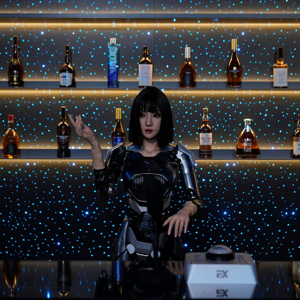 Un robot humanoide trabaja en la recepción de un restaurante en el Robot Mall, que se dice es la primera tienda 4S con robot inteligente humanoide del mundo, en Beijing, China.