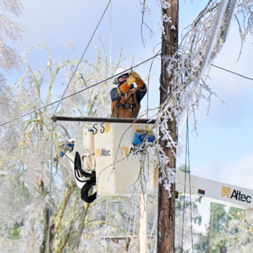 Un celador trabaja para restablecer la electricidad en Oxford, Mississippi.