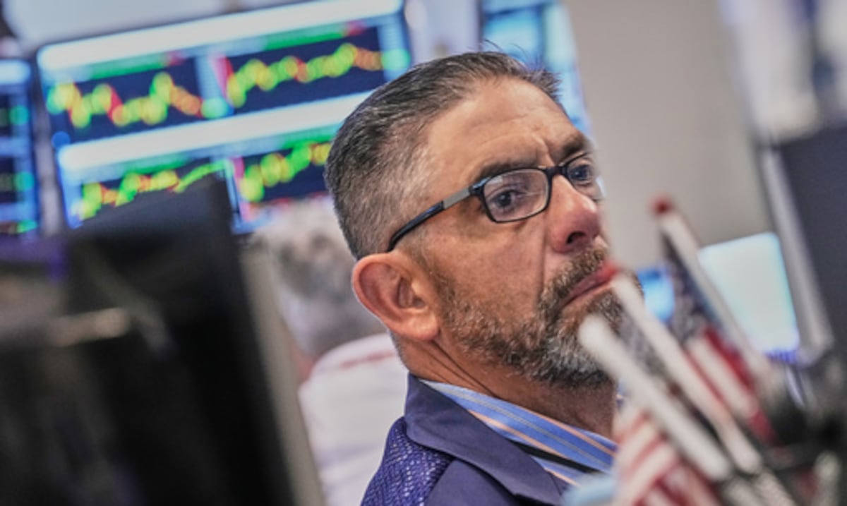 Caída en acciones de IA arrastra los mercados mundiales; Nasdaq baja 1.5%