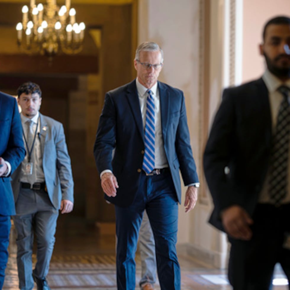 El líder de la mayoría del Senado, John Thune, republicano de Dakota del Sur, camina hacia la cámara desde su oficina en el Capitolio en Washington